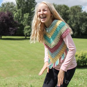 bymami bymamidk hækleblog blog hækle hæklet crochet crocheted diy opskrift pattern gratis free freebies hæklede kreativ krea hånd håndarbejde håndlavet handmade vest poncho sweater trøje stonewashed scheepjes lækkert garn frynser fringe