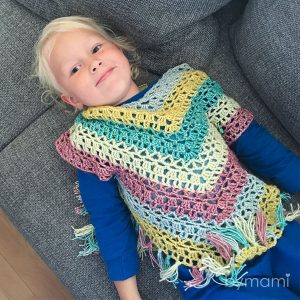 bymami bymamidk hækleblog blog hækle hæklet crochet crocheted diy opskrift pattern gratis free freebies hæklede kreativ krea hånd håndarbejde håndlavet handmade vest poncho sweater trøje stonewashed scheepjes lækkert garn frynser fringe